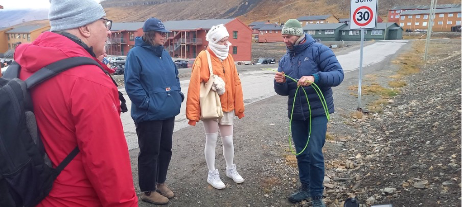 Learning how to use a frost tube in central Longyearbyen. Photo: Hanne H. Christiansen. Picture 5